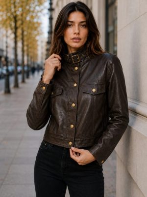 Chaqueta efecto cuero marrón vintage mujer corta con cuello hebilla y detalles dorados